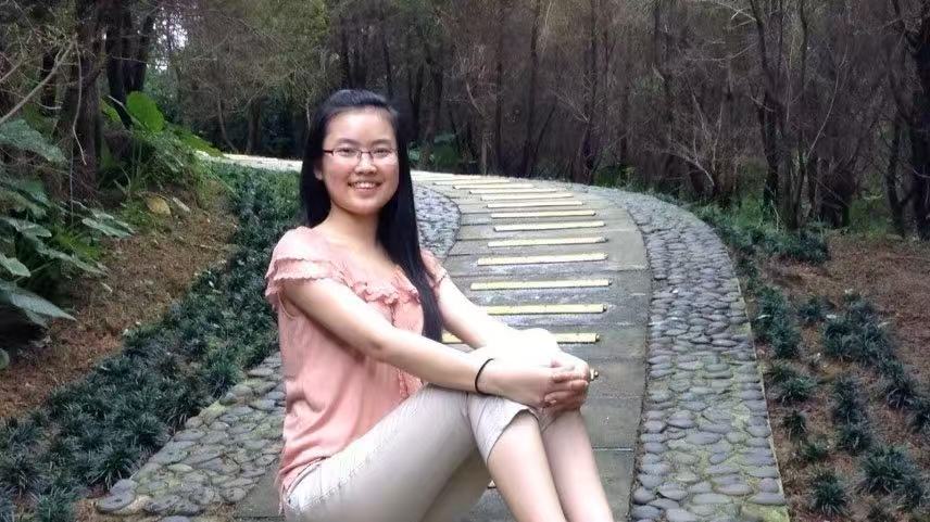 李莉 个人照.jpg